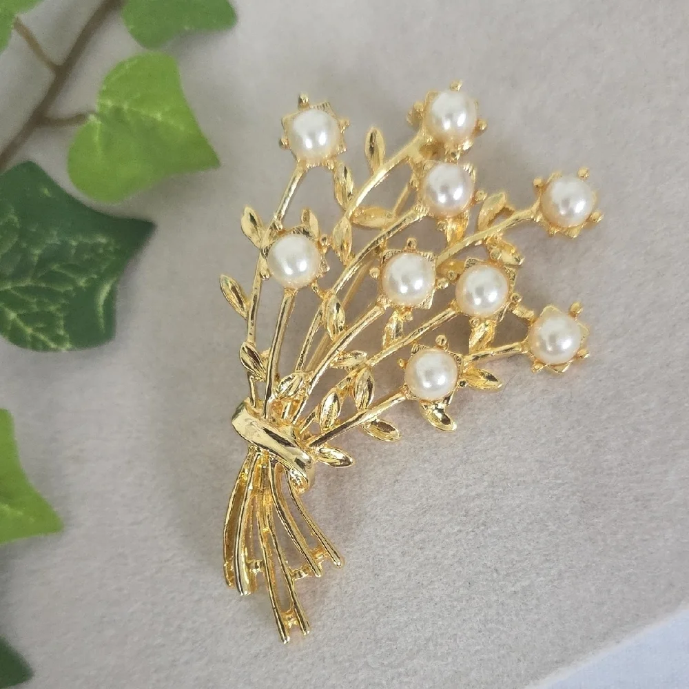 Gold Bouquet Broch Pin with Pearls
